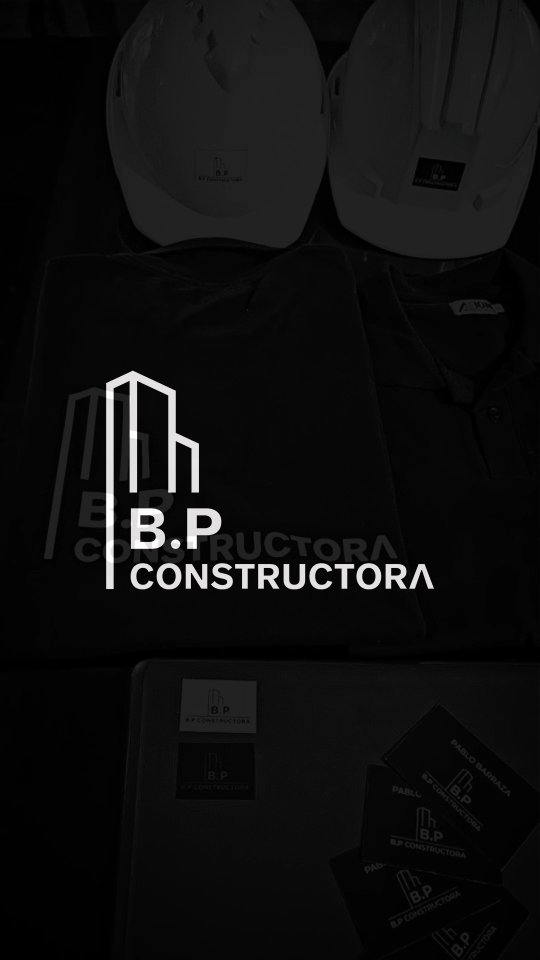 Cascos, indumentaria y tarjetas de BP Constructora