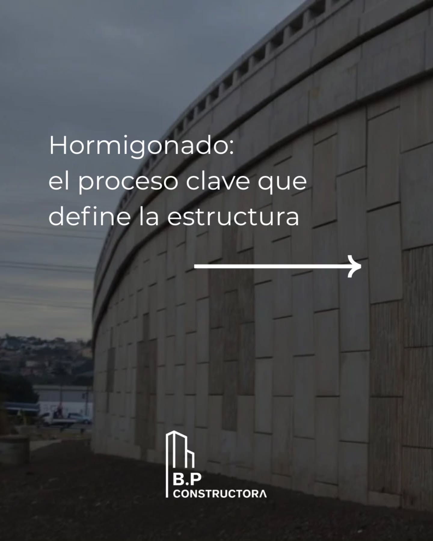 Fachada curva de hormigón visto — publicación de BP Constructora sobre el proceso de hormigonado