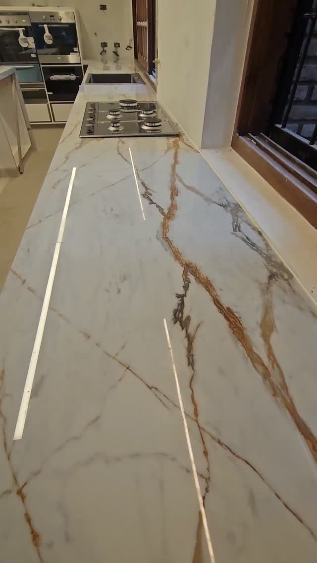 Refacción de cocina con mesada de porcelanato veteado