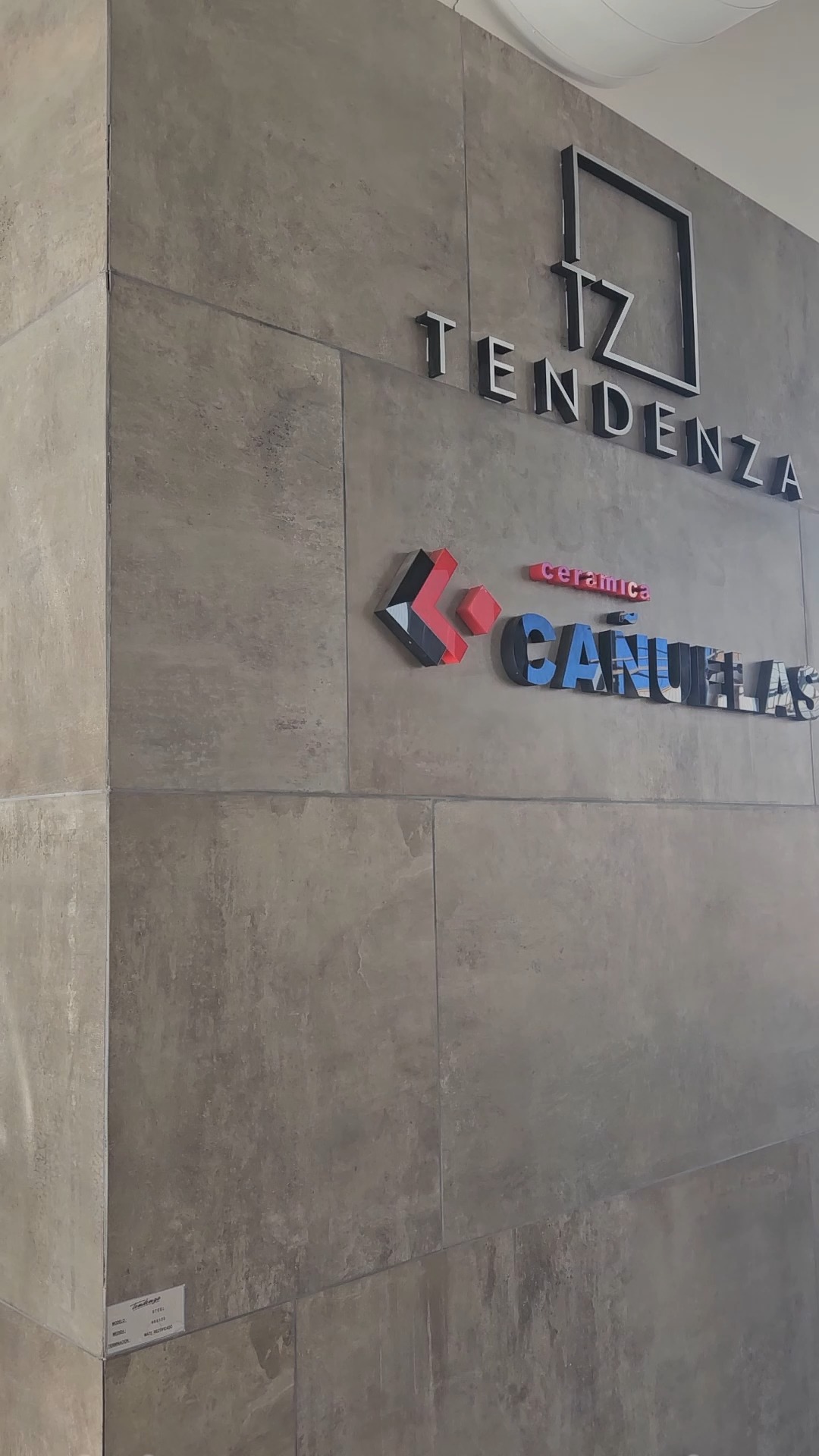 Revestimiento de porcelanato de gran formato símil hormigón, ejecutado por BP Constructora
